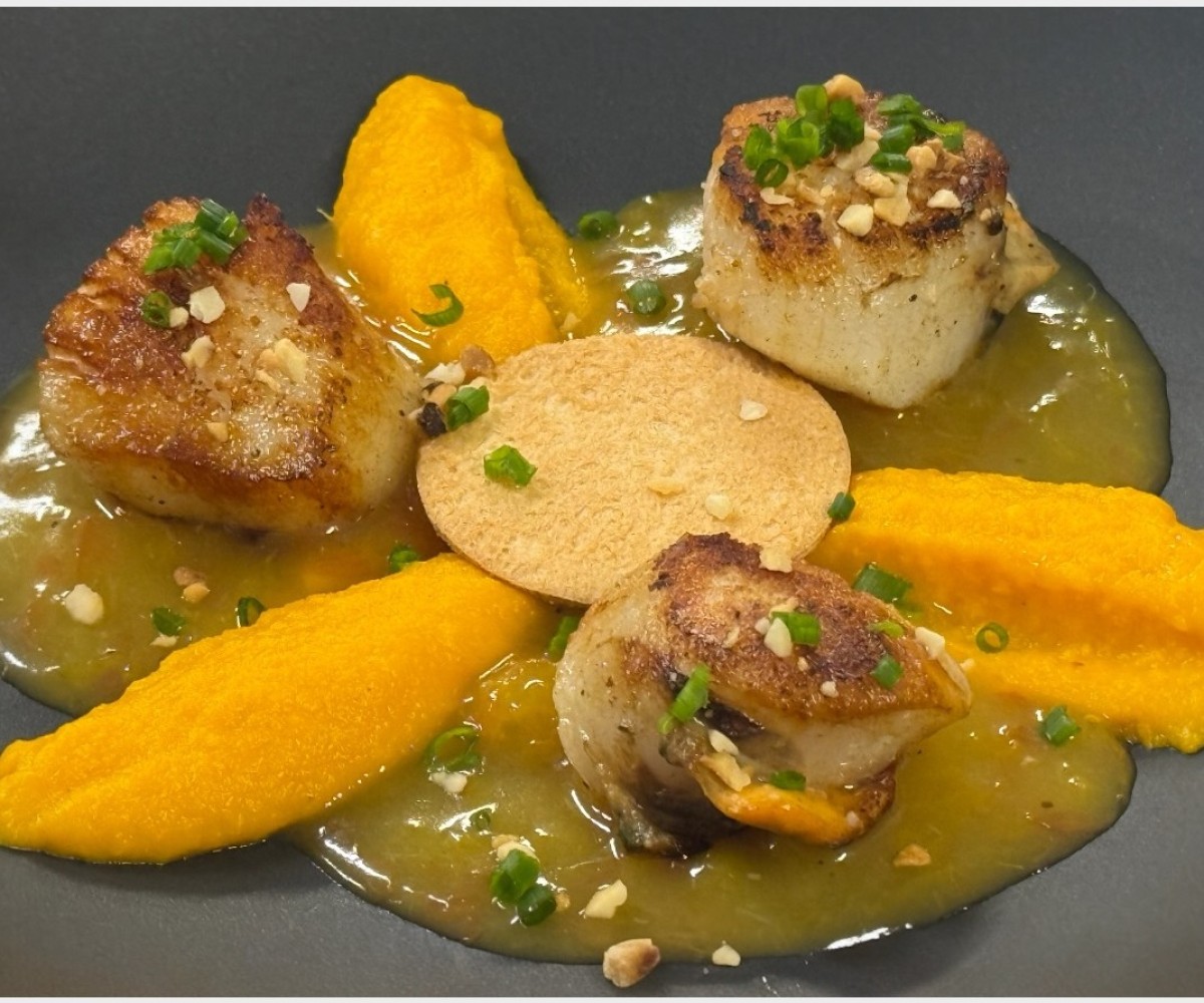 <h6 class='prettyPhoto-title'>Noix de Saint-Jacques de Normandie, sauce agrumes</h6>