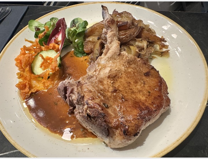 <h6 class='prettyPhoto-title'>Côte de cochon de montagne basse température et son jus</h6>