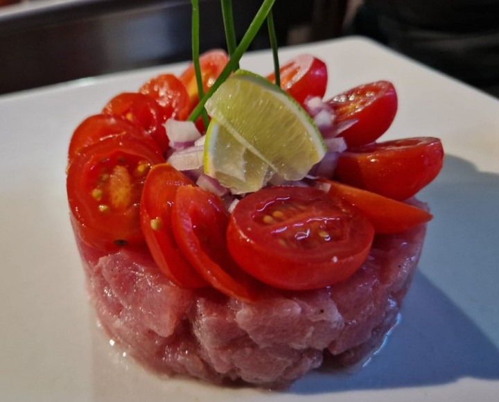 <h6 class='prettyPhoto-title'>Tuna tartare and cherry tomato</h6>
