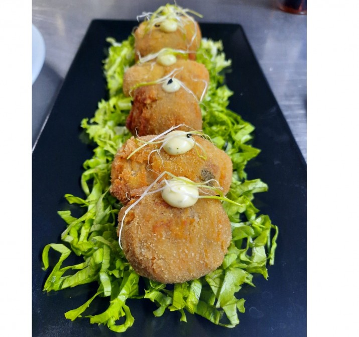 <h6 class='prettyPhoto-title'>Home-made croquettes</h6>