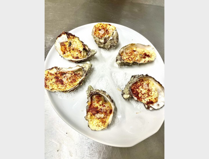 <h3 class='prettyPhoto-title'>6 Huîtres chaudes, Gratinée a la crème d'Isigny et piment d'Espelette </h3>