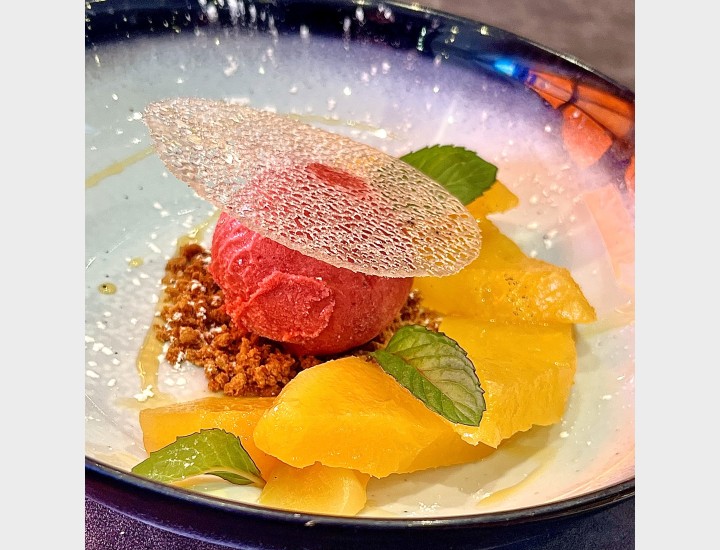 <h3 class='prettyPhoto-title'>Ananas confit a la vanille et sorbet fruit rouge</h3>